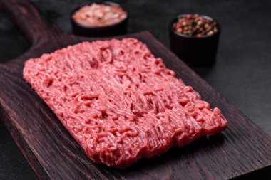 Çiğ kıyma, siyah arka planda kıyma. Boşluğu kopyala