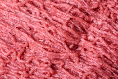 Çiğ kıyma, siyah arka planda kıyma. Boşluğu kopyala