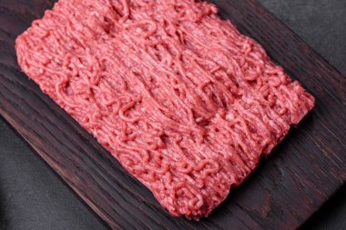 Çiğ kıyma, siyah arka planda kıyma. Boşluğu kopyala