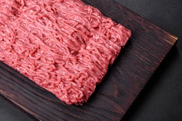 Rauw Gehakt Gemalen Vlees Een Zwarte Achtergrond Kopieerruimte — Stockfoto