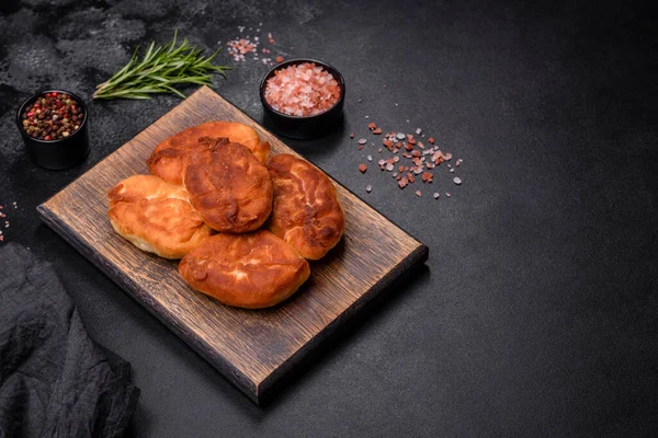 Cocinar Pasteles Con Patata Una Tabla Cortar Madera Sobre Fondo — Foto de Stock