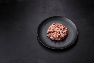 Kaynamış yumurta, otlar ve tereyağlı lezzetli sağlıklı bir sandviç yapmak için konserve ton balığı ve kızarmış ekmek.