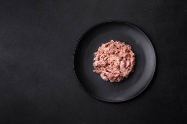 Kaynamış yumurta, otlar ve tereyağlı lezzetli sağlıklı bir sandviç yapmak için konserve ton balığı ve kızarmış ekmek.