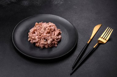 Kaynamış yumurta, otlar ve tereyağlı lezzetli sağlıklı bir sandviç yapmak için konserve ton balığı ve kızarmış ekmek.