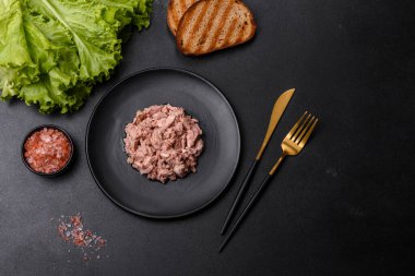 Kaynamış yumurta, otlar ve tereyağlı lezzetli sağlıklı bir sandviç yapmak için konserve ton balığı ve kızarmış ekmek.