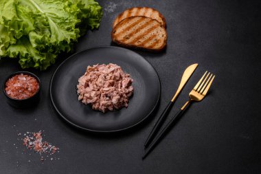 Kaynamış yumurta, otlar ve tereyağlı lezzetli sağlıklı bir sandviç yapmak için konserve ton balığı ve kızarmış ekmek.