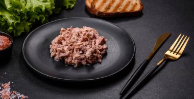 Kaynamış yumurta, otlar ve tereyağlı lezzetli sağlıklı bir sandviç yapmak için konserve ton balığı ve kızarmış ekmek.