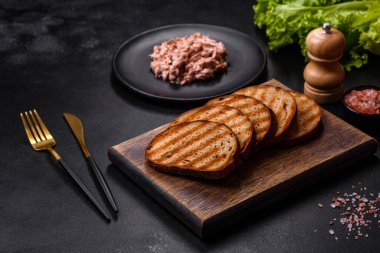 Kaynamış yumurta, otlar ve tereyağlı lezzetli sağlıklı bir sandviç yapmak için konserve ton balığı ve kızarmış ekmek.