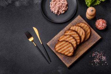 Kaynamış yumurta, otlar ve tereyağlı lezzetli sağlıklı bir sandviç yapmak için konserve ton balığı ve kızarmış ekmek.