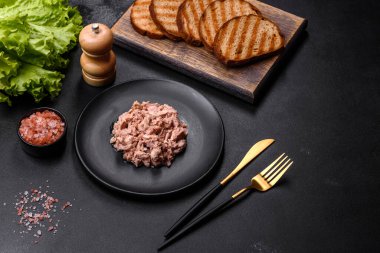 Kaynamış yumurta, otlar ve tereyağlı lezzetli sağlıklı bir sandviç yapmak için konserve ton balığı ve kızarmış ekmek.