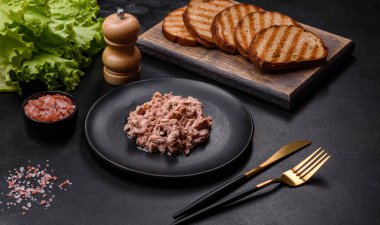 Kaynamış yumurta, otlar ve tereyağlı lezzetli sağlıklı bir sandviç yapmak için konserve ton balığı ve kızarmış ekmek.