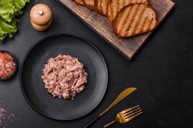 Kaynamış yumurta, otlar ve tereyağlı lezzetli sağlıklı bir sandviç yapmak için konserve ton balığı ve kızarmış ekmek.