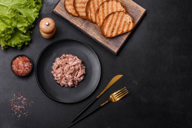 Kaynamış yumurta, otlar ve tereyağlı lezzetli sağlıklı bir sandviç yapmak için konserve ton balığı ve kızarmış ekmek.