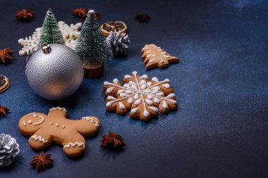 Zencefilli kurabiyeler, Noel oyuncakları, kozalaklar ve baharatlarla Noel kompozisyonu. Kış tatili geçmişi