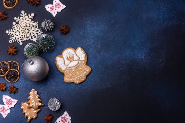 Zencefilli kurabiyeler, Noel oyuncakları, kozalaklar ve baharatlarla Noel kompozisyonu. Kış tatili geçmişi