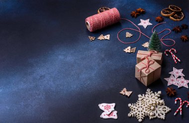 Zencefilli kurabiyeler, Noel oyuncakları, kozalaklar ve baharatlarla Noel kompozisyonu. Kış tatili geçmişi