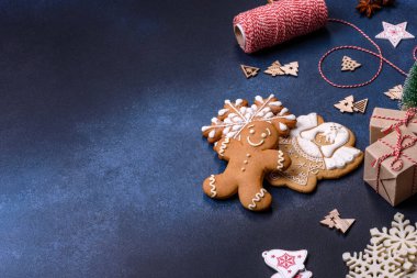 Zencefilli kurabiyeler, Noel oyuncakları, kozalaklar ve baharatlarla Noel kompozisyonu. Kış tatili geçmişi