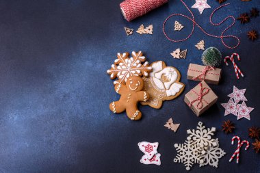 Zencefilli kurabiyeler, Noel oyuncakları, kozalaklar ve baharatlarla Noel kompozisyonu. Kış tatili geçmişi