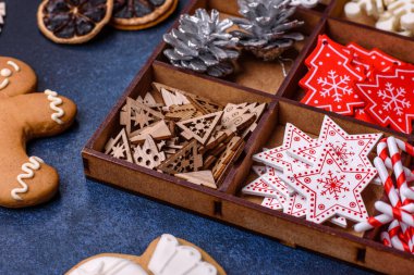 Zencefilli kurabiyeler, Noel oyuncakları, kozalaklar ve baharatlarla Noel kompozisyonu. Kış tatili geçmişi