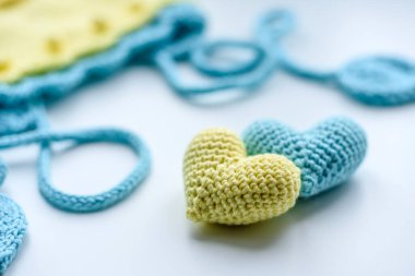 Güzel bebek örgüsü elbiseler ve yeni doğmuş bir bebek için oyuncaklar. Hobi, el yapımı.