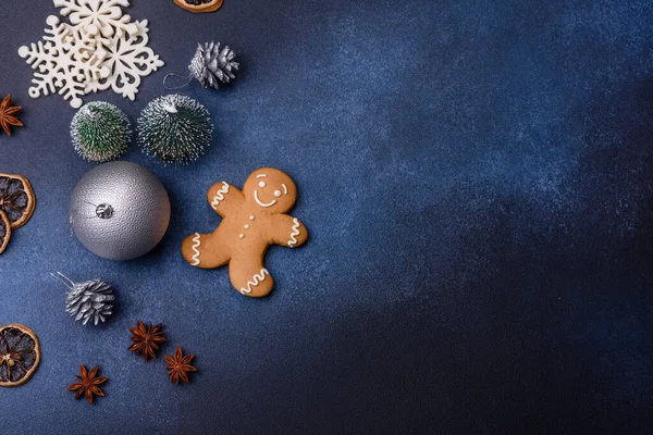 Composição Natal Com Biscoitos Gengibre Brinquedos Natal Pinhas Especiarias Férias — Fotografia de Stock