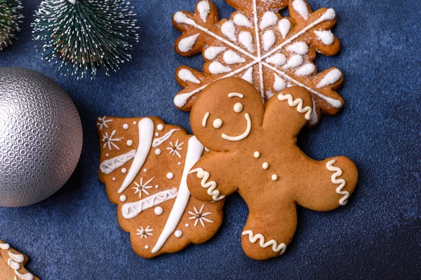 Composición Navideña Con Galletas Jengibre Juguetes Navideños Piñas Especias Vacaciones — Foto de Stock