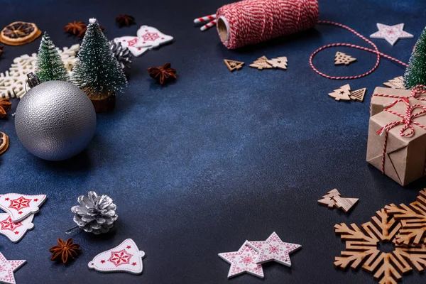Zencefilli Kurabiyeler Noel Oyuncakları Kozalaklar Baharatlarla Noel Kompozisyonu Kış Tatili — Stok fotoğraf