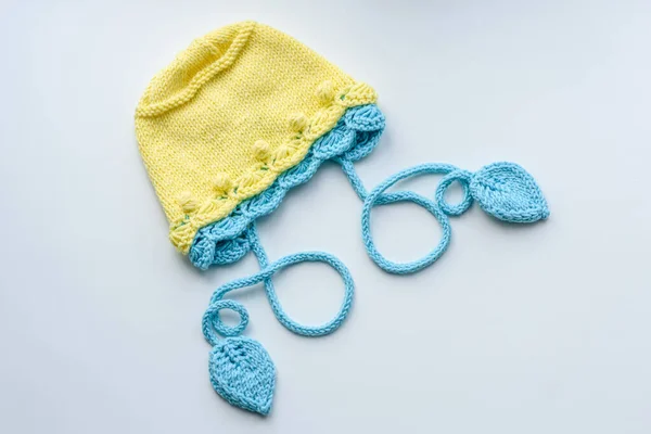 Schöne Babykleidung Und Ein Spielzeug Für Ein Neugeborenes Hobby Handgemacht — Stockfoto