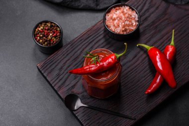 Ev yapımı klasik baharatlı domates makarna ya da baharatlı ve otlu pizza soslu cam kavanoz. İtalyan sağlıklı yemek geçmişi