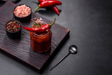 Ev yapımı klasik baharatlı domates makarna ya da baharatlı ve otlu pizza soslu cam kavanoz. İtalyan sağlıklı yemek geçmişi