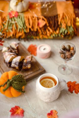 Pencerenin yakınındaki beyaz arka planda ev yapımı kek ve kopyalama alanı. Charlotte sabah masadaydı.