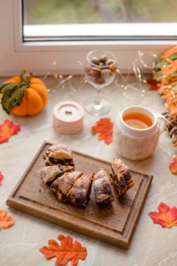 Pencerenin yakınındaki beyaz arka planda ev yapımı kek ve kopyalama alanı. Charlotte sabah masadaydı.