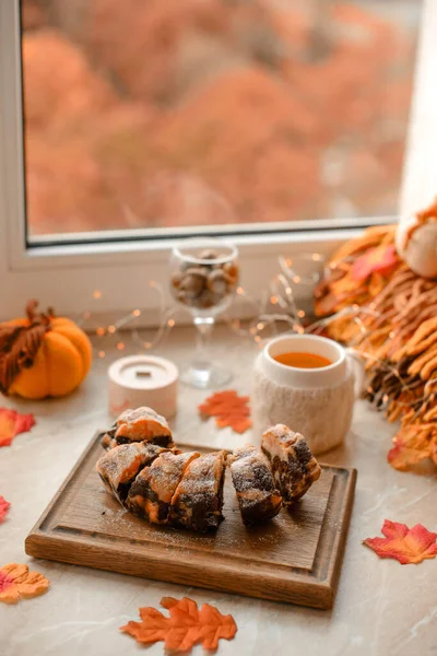 Hausgemachter Kuchen Auf Weißem Hintergrund Der Nähe Des Fensters Nahaufnahme — Stockfoto