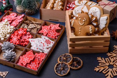 Noel ağacı ahşap oyuncakları beyaz ve kırmızı renklerde, zencefilli ekmek ve kurutulmuş limon ve greyfurt dilimleri Noel kompozisyonu kapsamında