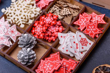 Noel ağacı ahşap oyuncakları beyaz ve kırmızı renklerde, zencefilli ekmek ve kurutulmuş limon ve greyfurt dilimleri Noel kompozisyonu kapsamında