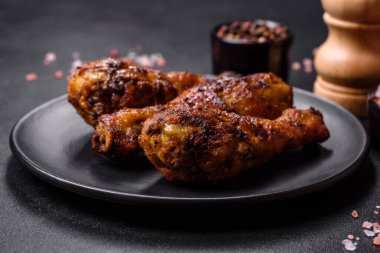 Baharat ve otlarla ızgara tavuk budu. Açık ateşte yemek pişirmek