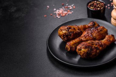 Baharat ve otlarla ızgara tavuk budu. Açık ateşte yemek pişirmek