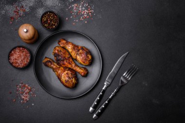 Baharat ve otlarla ızgara tavuk budu. Açık ateşte yemek pişirmek