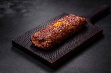 Peynirli, domatesli, baharatlı ve otlu tatlı biberli taze kıymalı börek. Aile yemeği hazırlıyorum.