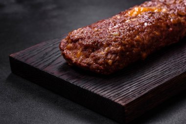 Peynirli, domatesli, baharatlı ve otlu tatlı biberli taze kıymalı börek. Aile yemeği hazırlıyorum.