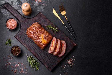 Peynirli, domatesli, baharatlı ve otlu tatlı biberli taze kıymalı börek. Aile yemeği hazırlıyorum.