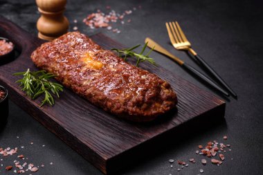 Peynirli, domatesli, baharatlı ve otlu tatlı biberli taze kıymalı börek. Aile yemeği hazırlıyorum.