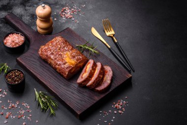 Peynirli, domatesli, baharatlı ve otlu tatlı biberli taze kıymalı börek. Aile yemeği hazırlıyorum.