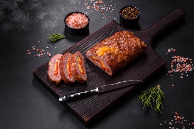 Peynirli, domatesli, baharatlı ve otlu tatlı biberli taze kıymalı börek. Aile yemeği hazırlıyorum.