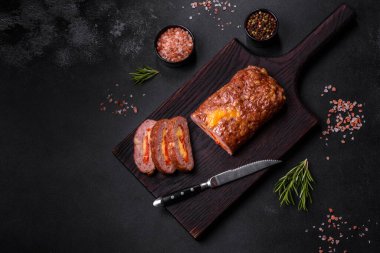 Peynirli, domatesli, baharatlı ve otlu tatlı biberli taze kıymalı börek. Aile yemeği hazırlıyorum.