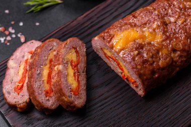 Peynirli, domatesli, baharatlı ve otlu tatlı biberli taze kıymalı börek. Aile yemeği hazırlıyorum.