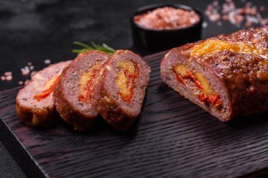 Peynirli, domatesli, baharatlı ve otlu tatlı biberli taze kıymalı börek. Aile yemeği hazırlıyorum.