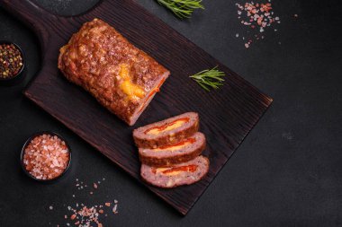 Peynirli, domatesli, baharatlı ve otlu tatlı biberli taze kıymalı börek. Aile yemeği hazırlıyorum.