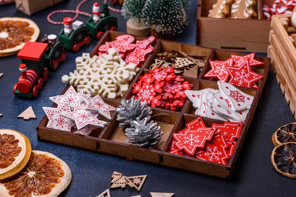 Karácsonyfa Játékok Fehér Piros Színekben Mézeskalács Szárított Citrom Grapefruit Szeletek — Stock Fotó
