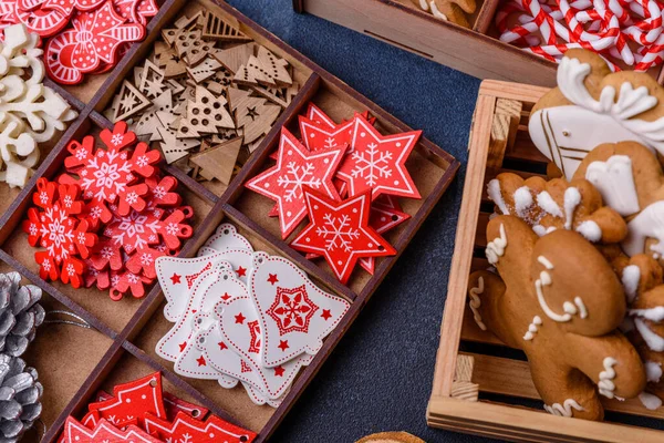 Noel ağacı ahşap oyuncakları beyaz ve kırmızı renklerde, zencefilli ekmek ve kurutulmuş limon ve greyfurt dilimleri Noel kompozisyonu kapsamında